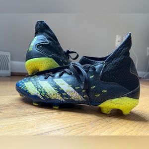 Adidas predators cleats; Kids Size 3. Good condition!